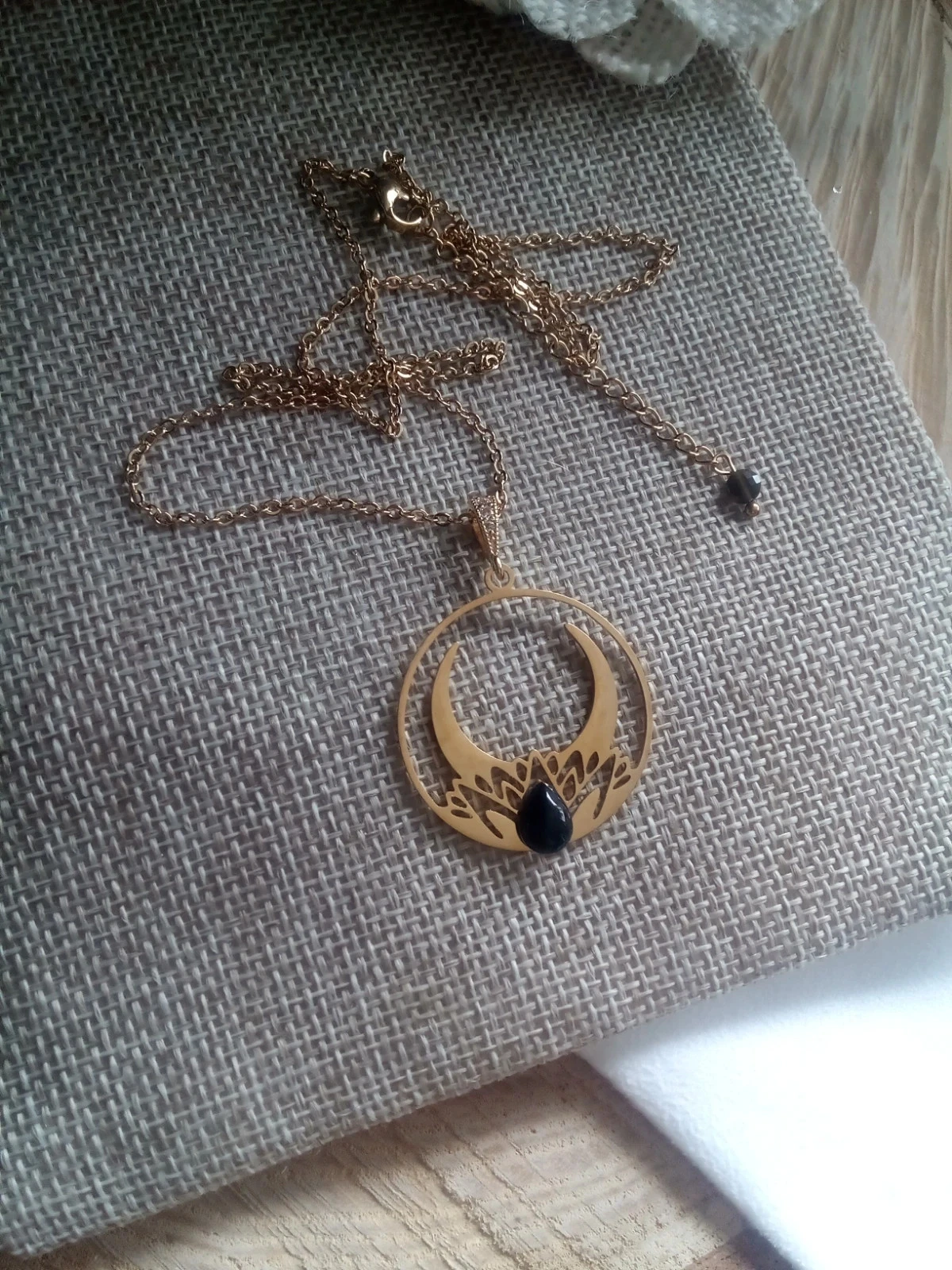 Collier lune doré et pierre obsidienne naturelle noire